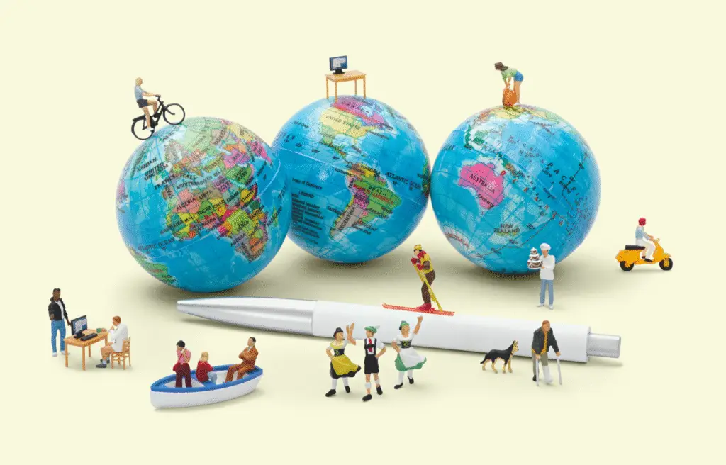 amasol Miniaturwelt mit Globen, um unsere globale Denkweise und verschiedene Szenarien zu zeigen, die sich abspielen und uns, uns, machen