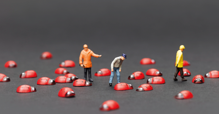 amasol Miniaturwelt mit Miniaturmenschen, die Marienkäfer betrachten